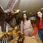 Marta (D) y Andrea Pérez (I), hijas del artesano de la madera José Pérez, de la artesanía Anmar de Cabañas Raras (León).- ICAL