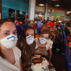 Sara, María y Rebeca, en el aeropuerto de Bangkok. ECB