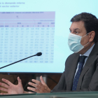 El consejero de Economía y Hacienda, Carlos Fernández Carriedo, durante la presentación de la contabilidad trimestral.- ICAL