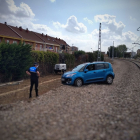 Auxiliada una persona que circulaba con su vehículo por la zona aledaña al ferrocarril en San Andrés del Rabanedo (León). - ICAL