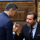 Pedro Sánchez felicita a Óscar Puente tras su réplica a Feijóo en la investidura fallida del líder del PP.- ICAL