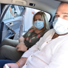 De Gregorio (I) y Rubio (D) en el interior de un taxi con mampara protectora. - JCYL