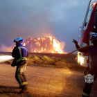 Los bomberos de Burgos apagando el fuego. / ICAL