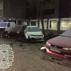 Estado en el que quedaron los vehículos aparcados en la calle de Burgos tras el impacto.-E. P.