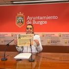 La portavoz del equipo de gobierno, Andrea Ballesteros, con el panfleto de consejos de prevención de incendios que le han entregado a los establecimientos - EUROPA PRESS