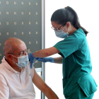 Francisco Igea recibe la primera dosis de la vacuna contra el coronavirus.- ICAL