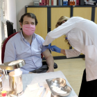 El presidente de la Junta, Alfonso Fernández Mañueco, se vacuna ante la gripe. EM