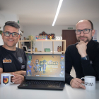 Iván José Gómez y Jordi Mesa, cofundadores de Gamez Studio, muestran una parte del videojuego. - EL MUNDO