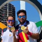 Fátima Gálvez y Alberto Fernández posan con las medallas de oro de Tokio. EM