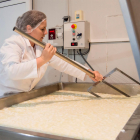María José Casillas ha irrumpido en la zona con pastas blandas, tipo brie o camembert, en las que utiliza fermentos traídos directamente de Francia. - LA POSADA