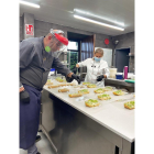 En la imagen, los cocineros con estrella Michelin Juanjo Pérez y Yolanda León, preparan los pedidos para recoger.- LA POSADA
