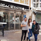 Carlos, Marina y Marisol son tres de los sanitarios que se alojan en el Hotel Centro Los Braseros de Burgos durante el estado de alarma. E. M.