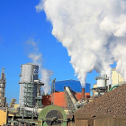 Emisiones a la atmósfera de la chimenea de una fábrica. E. M.