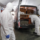 Dos trabajadores de la funeraria Santa Teresa de Segovia, en una imagen de archivo en plena primera ola de la pandemia durante el mes de abril. / ICAL