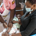 Una madre hace vacunar a su bebé en el Centro de Salud de Komamboga III como parte de la iniciativa Días Integrados de Salud Infantil (ICHDS). / E. M.