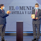 El consejero de Economía y Hacienda, Carlos Fernández Carriedo, aplaude a José María Eiros, catedrático de la Universidad de Valladolid y microbiólogo. REPORTAJE GRÁFICO: PABLO REQUEJO / PHOTOGENIC