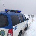 Rescate de dos pasajeros atrapados por la nieve en Ponferrada. E.M.