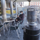 Un hombre consume en una terraza de Valladolid. MIGUEL ÁNGEL SANTOS / PHOTOGENIC
