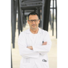 El neumólogo Tomás Ruiz Albi en la puerta del Hospital Universitario Río Hortega de Valladolid. - J. M. LOSTAU