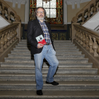 Javier Dámaso, esta semana, en el edificio histórico de la Universidad, y portada de su nuevo poemario. / J. M. LOSTAU