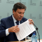 El consejero de Economía y Hacienda y portavoz, Carlos Fernández Carriedo en la rueda de prensa posterior al Consejo de Gobierno. ICAL