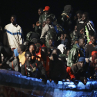 Decenas de personas en un cayuco a su llegada a España en una imagen de archivo - Europa Press