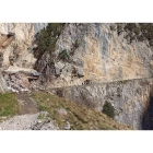 Derrumbe de tierra en un tramo de la Ruta del Cares en Picos de Europa. -E. PRESS.