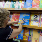 Libros de texto para las vacaciones de los niños en los estantes de una libreria. Horizontal