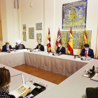 Imagen de la reunión entre los presidentes y los consejeros de las tres comunidades autónomas./ ICAL.