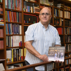 Guillermo, propietario de la Librería Cervantes, muestra el libro que conmemora el aniversario del negocio - Ical