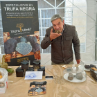 Carlos Herguedas participa en una Feria donde da a conocer las propiedades de su trufa negra que cultiva en Cogeces del Monte desde 2010.  / LA POSADA