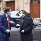Fernández Mañueco se saluda con García-Page a su llegada a la cita de diciembre en Talavera de la Reina. ICAL