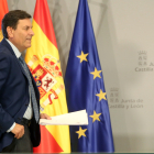 El consejero de Economía y Hacienda y portavoz, Carlos Fernández Carriedo, comparece en rueda de prensa posterior al Consejo de Gobierno.- ICAL
