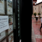 Cartel en un comercio de Valladolid informando a los clientes sobre el cierre por el Covid-19.