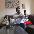 Emilio Pita, en el salón de su casa, disfrutando de una copa de Pita blanc