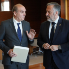 El procurador del Común, Tomás Quintana, presente el informe de la actividad de 2022 al presidente de las Cortes, Carlos Pollán. ICAL