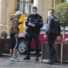 Miembros de la Policía Local de León identifican a un ciudadano en el centro de la capital. | ICAL