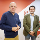 El candidato a las primarias de la lista ‘Ciudadanos de nuevo’, Edmundo Bal, y el procurador de Ciudadanos en las Cortes de Castilla y León, Francisco Igea, participan en un encuentro con afiliados. ICAL