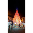 Árbol de navidad tejido a ganchillo en la plaza de Villoria de Órbigo, siendo el más grande en esta categoría.  / LA POSADA