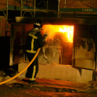 Bomberos de Ponferrada sofocan un incendio en una imagen de archivo. - ICAL