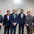 El acalde de León, José Antonio Diez, mantiene una reunión en la Embajada de Catar junto a representantes de organizaciones empresariales, de la ULE y de la Cultural. ICAL