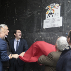 Las autoridades descubren la placa conmemorativa de 25 años de Las Médulas como Patrimonio de la Humanidad.- ICAL