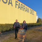 Julio y Conchi Farrán, junto a las instalaciones de la Bodega Farrán Díez, en Cubillas de Santa Marta. E.M.