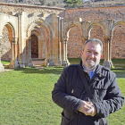 Ángel Almazán, en el interior del monasterio de San Juan de Duero, en Soria. / ArgiComunicación
