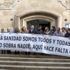 Funcionarios de la sanidad de Salamanca protestan en la puerta de la gerencia de salud de área. Ical