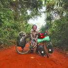 Camerún. Pocos blancos, y menos en bicicleta, se adentran en la selva en la que viven los Baka (pigmeos). “Es una pasada atravesar solo y en bici esa gran marcha verde que aparece en el centro de África cuando lo miras en un mapa o Google Earth”. E. M.