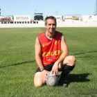 Miguel Raya posa en Pepe Rojo con la camiseta de la selección española de rugby touch.  E.M.