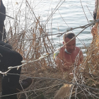 El Jefe de Policía de Zamora Tomas Antón dentro del río Duero en el momento de rescatar a un hombre que se arrojó a sus aguas. / Leonardo de la Fuente