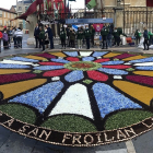La asociación Corpus Christi instala una alfombra de flores a los pies de la Catedral de León. - ICAL