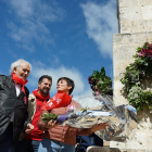 Demetrio Madrid, Luis Tudanca e Isabel Rodríguez realizan la ofrenda floral en el monolito comunero.- ICAL